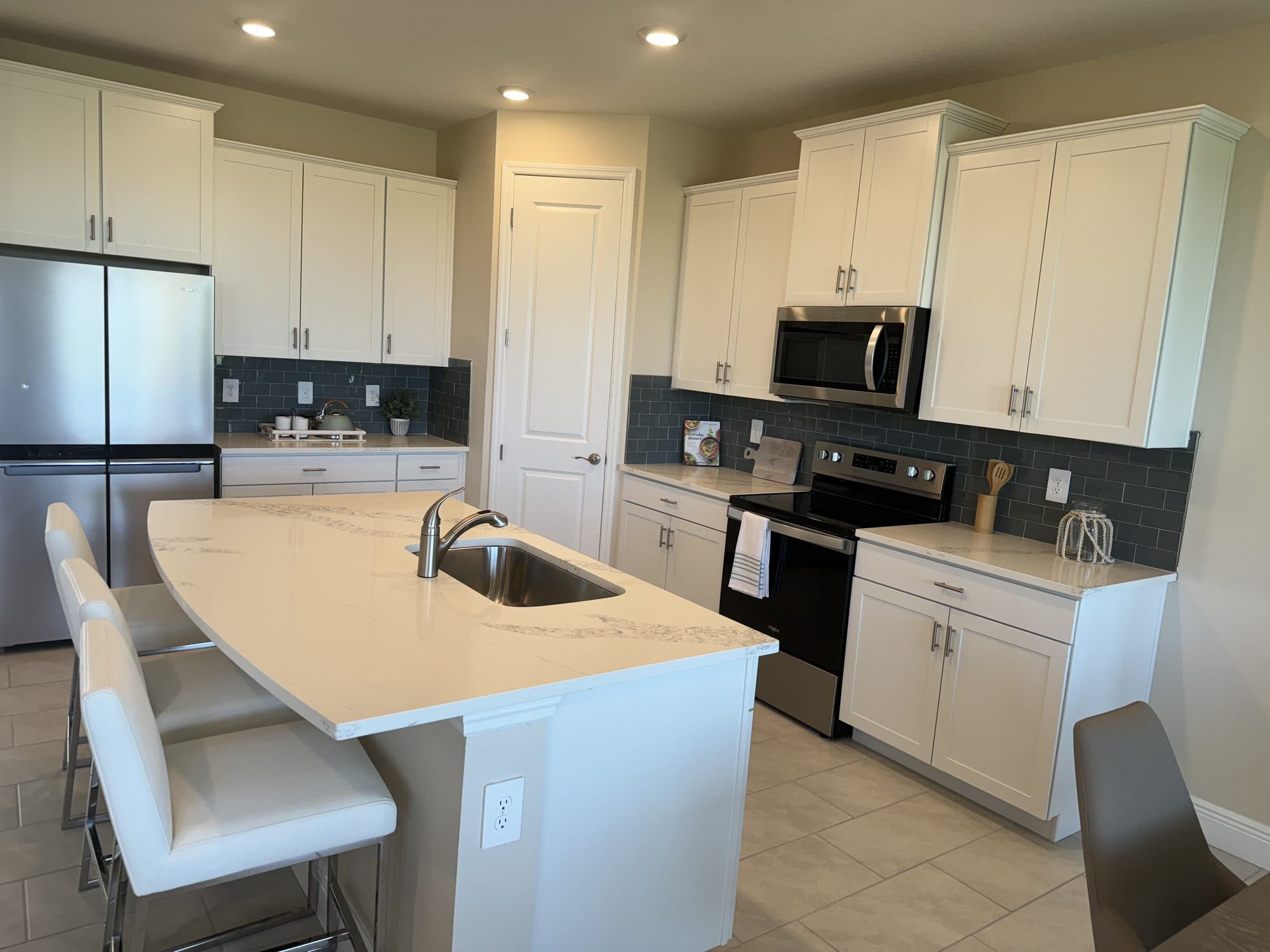 Modern Kitchen Quartz Island